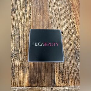 HUDA BEAUTY easy bake
